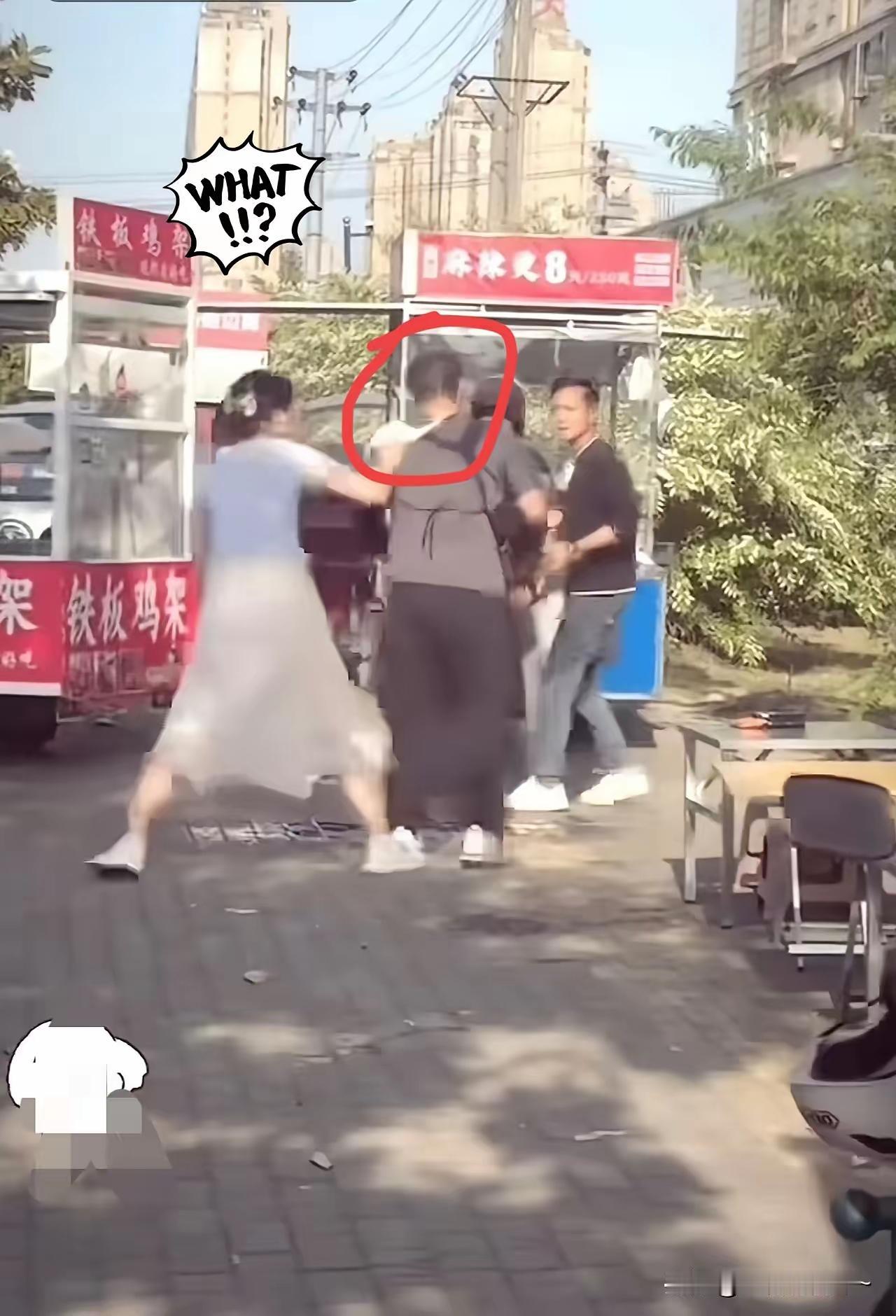 内裤作武器，一招便能制敌。
某地一家商铺门前，两家店主为争抢地盘而大打出手。在经