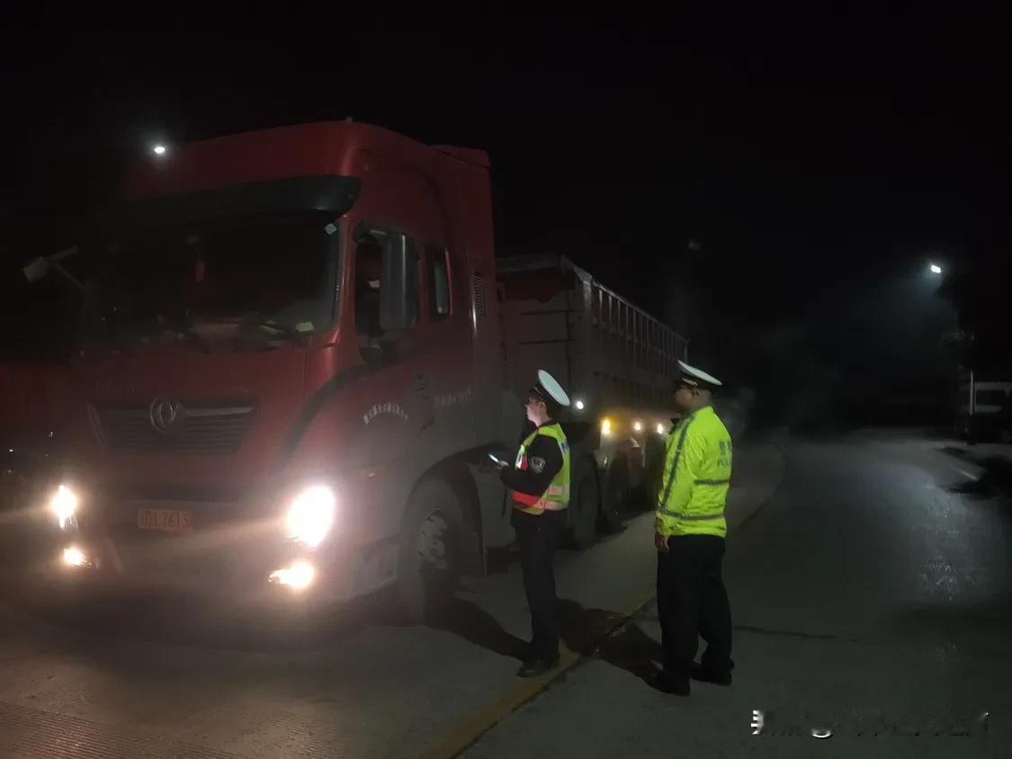 为防止大雾天恶性交通事故发生，交警中队的兄弟们在车流量大的路段开展路面执勤和交通