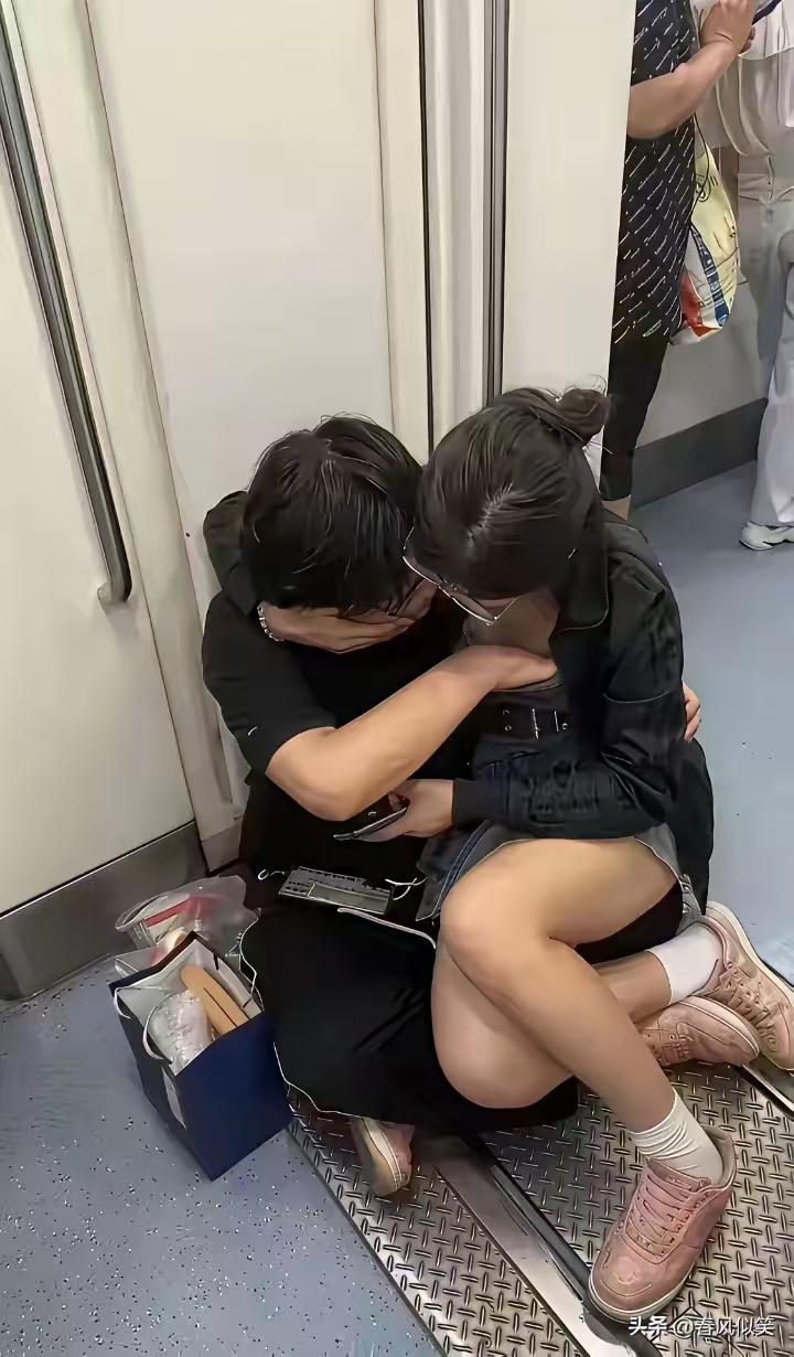 我们是人，不是动物，要分场合的，不要丢人现眼，这是最起码的常识！难道一点都不注意