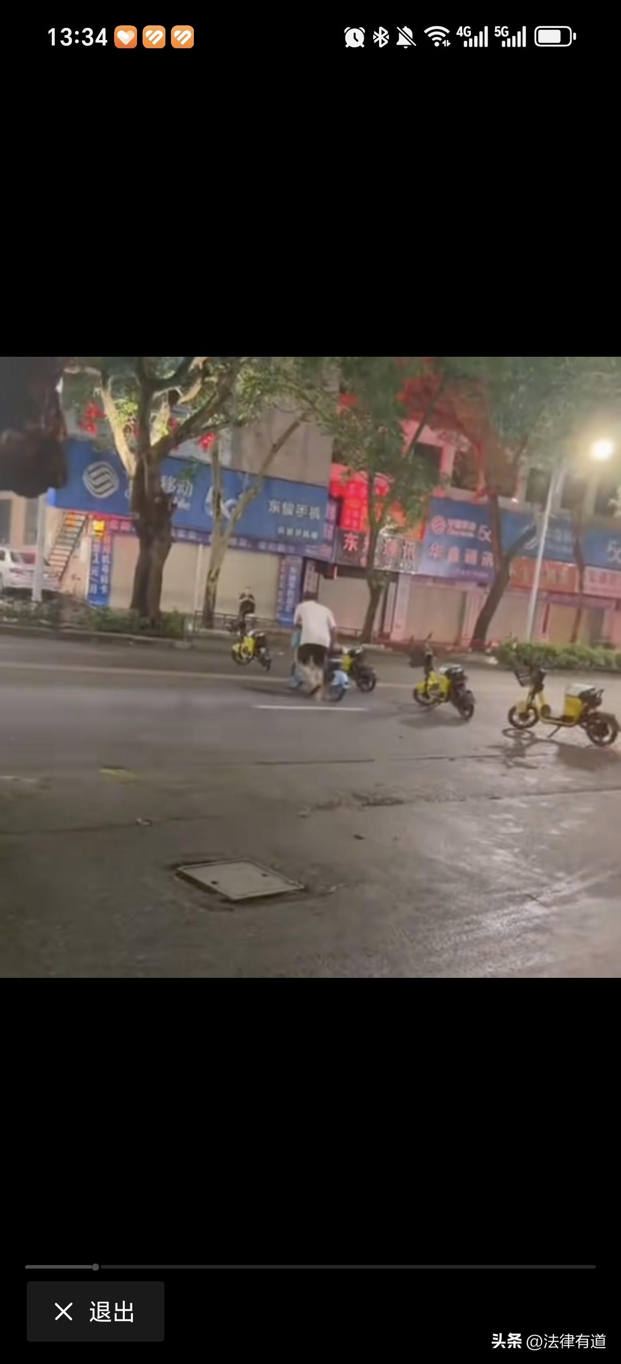 共享单车“惹的祸”！广东阳江街头，一名男子疑因共享单车乱停放惹怒，情绪失控之下将