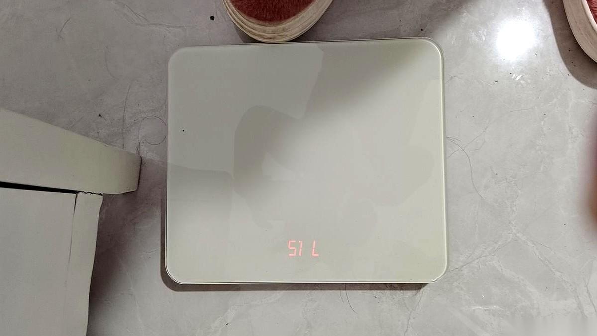 71.5公斤。
饿了整整一天后，体重秤终于给了我一个历史新低。我心情不错，晚上出