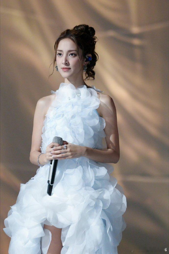 陈凯琳港星业务能力好强 一开口就被惊艳，唱功扎实台风稳，哪怕普通话稍有影响，也完