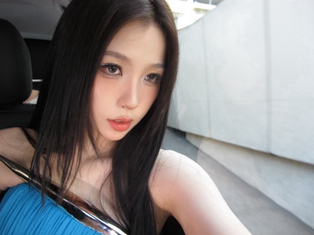 虞书欣戛纳明信片好喜欢这一抹蓝 虞书欣蓝裙plog