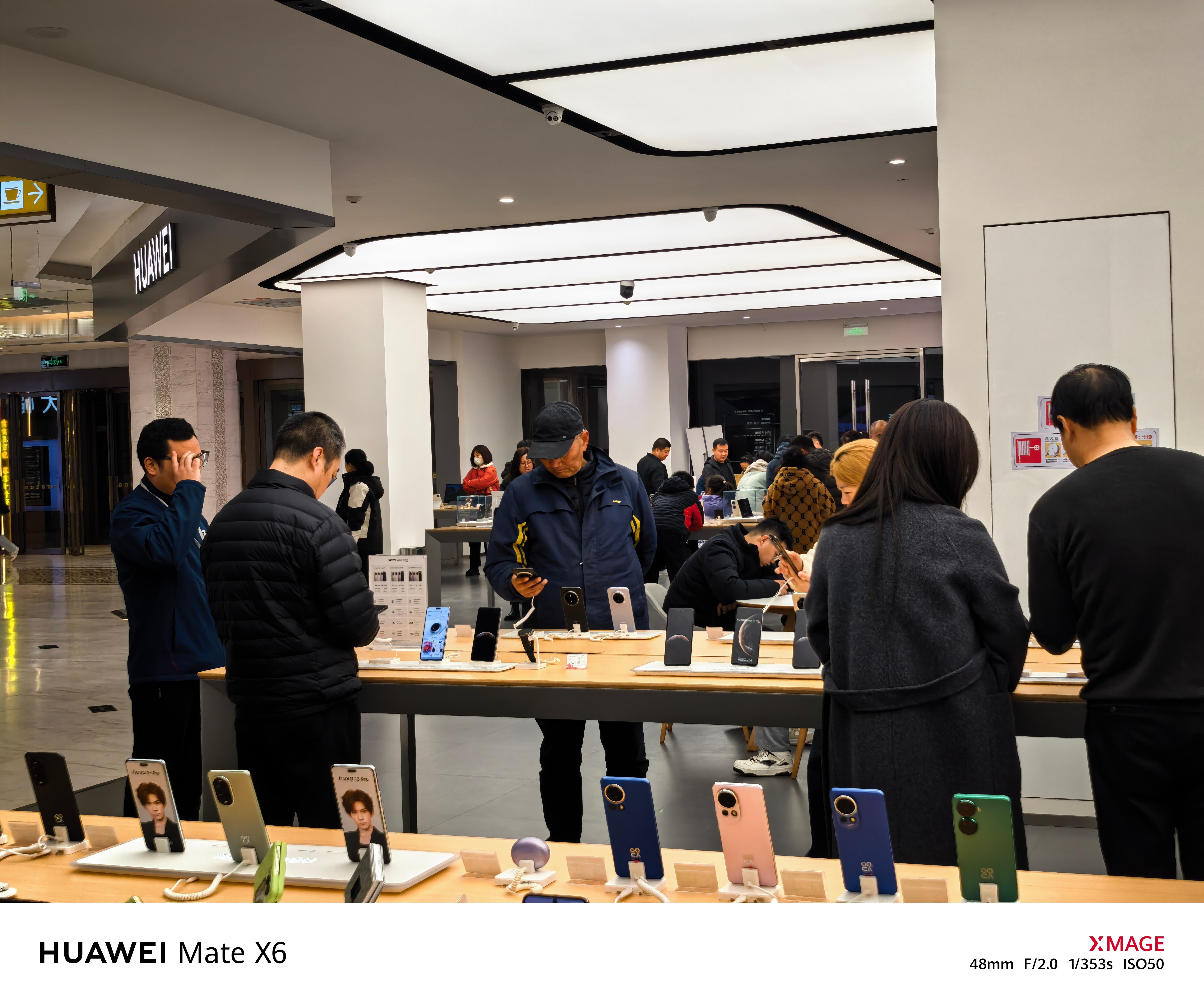 最近路过华为门店都是人满为患，看华为 Mate 70系列和华为 Mate X6的