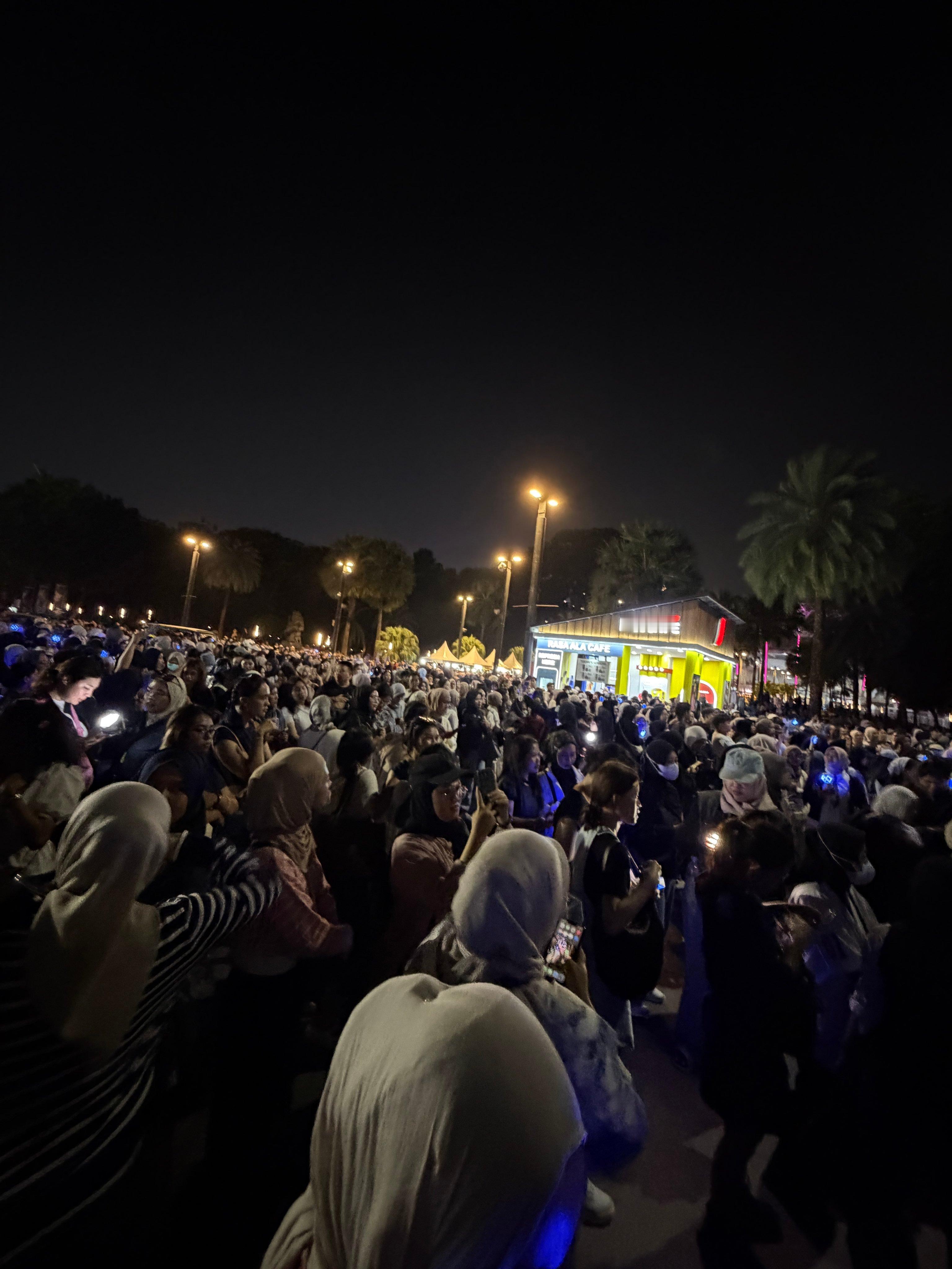 众多没抢到exo演唱会门票的粉丝聚集在场外，还接受了电视台的采访😨 
