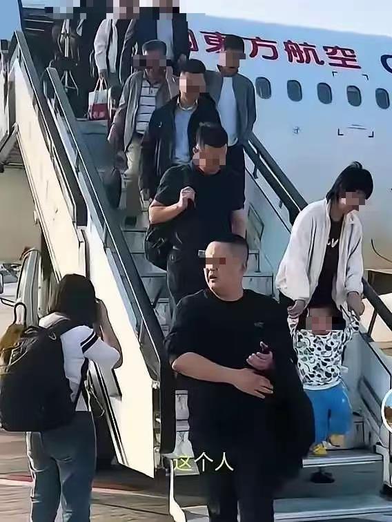 人啊，千万别“作”……
就因为被碰触了一下手，不仅没“伤”，甚至连“红”都没红一