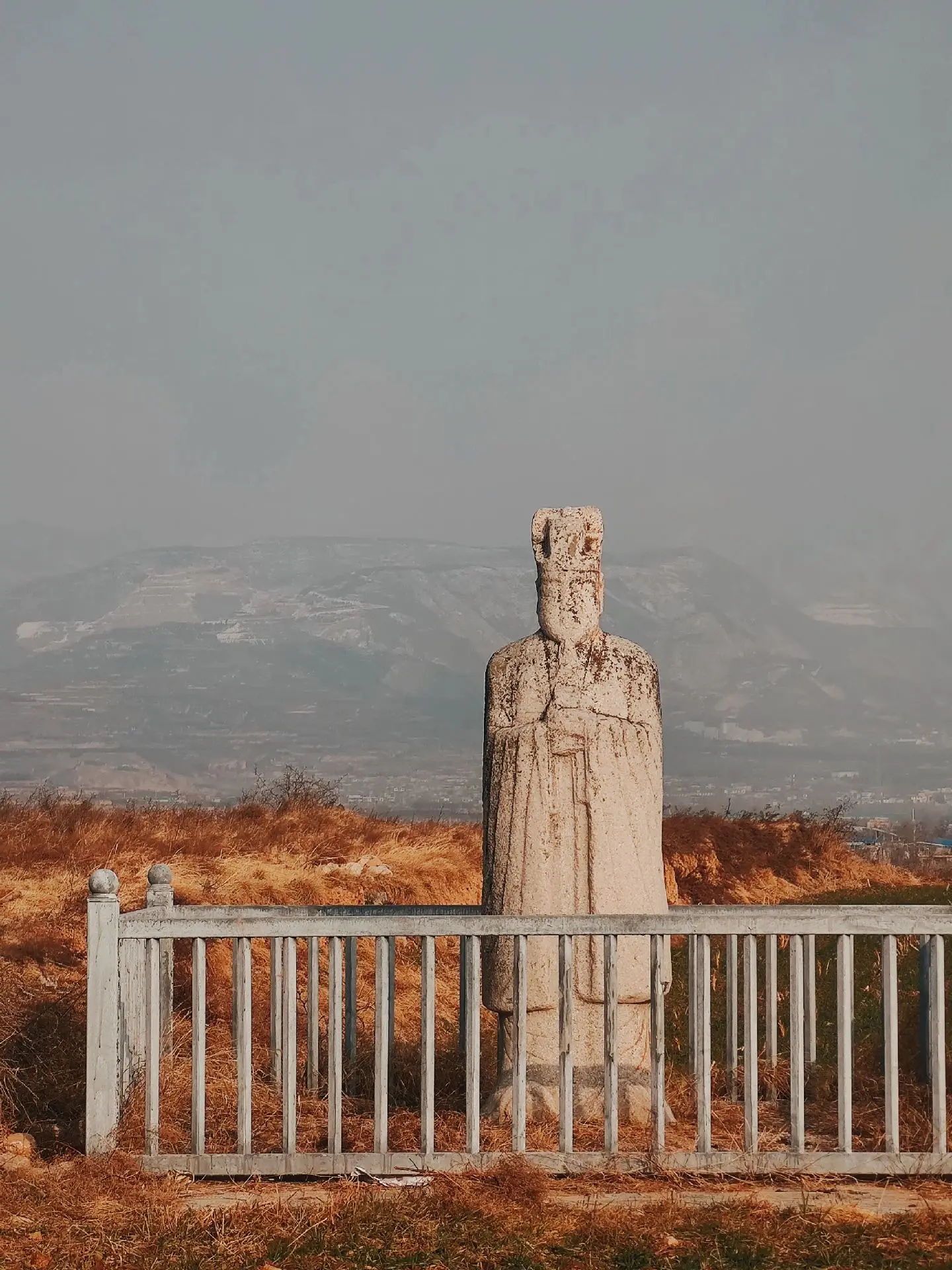 唐宣宗贞陵。是唐朝第十七位皇帝宣宗李忱的陵寝。贞陵因山为陵，陵园东、西二神门外两对阙址分别位于仲山东西两座山的峰颠之上，形势壮观。其东、西、北三面群山环绕，东傍冶峪河，西邻泾河，东南距德宗崇陵20多千米，范围跨泾阳、淳化两县。陵区面积同于太宗昭陵，史载“封内一百二十里”。是唐十八陵中最大者之一，也是晚唐帝陵的代表。