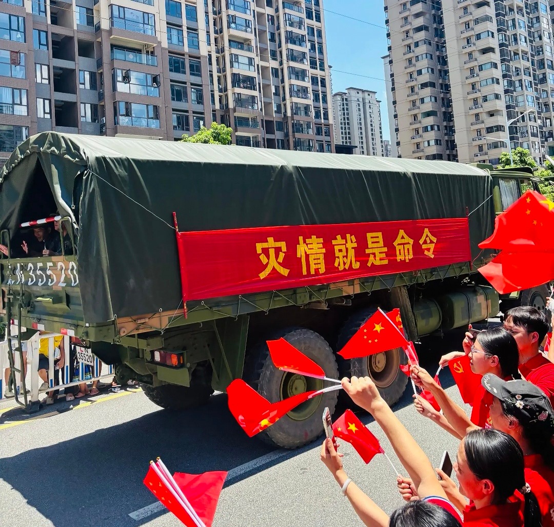 就拥解放军这句话的含金量还在上升人民需要的地方就有解放军。 
