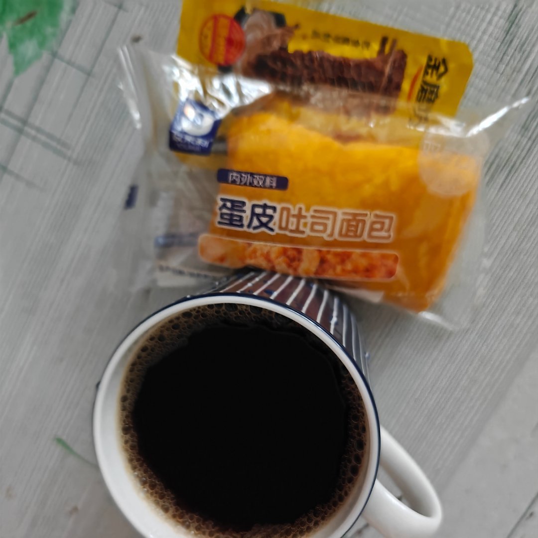这雨下的睡觉好舒服早上七点一觉睡到现在不想做饭吃了吃个面包喝杯咖啡☕就好了 