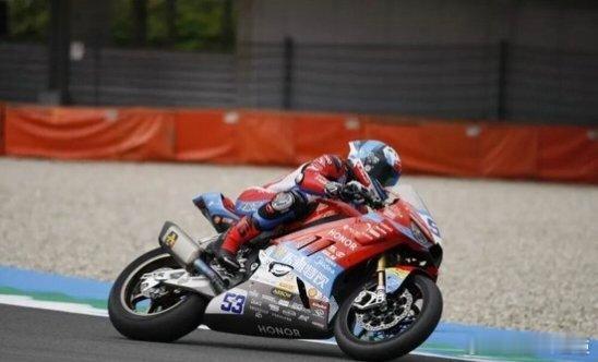 张雪机车再夺冠军在刚刚结束的2026世界超级摩托车锦标赛（WSBK）匈牙利站Wo