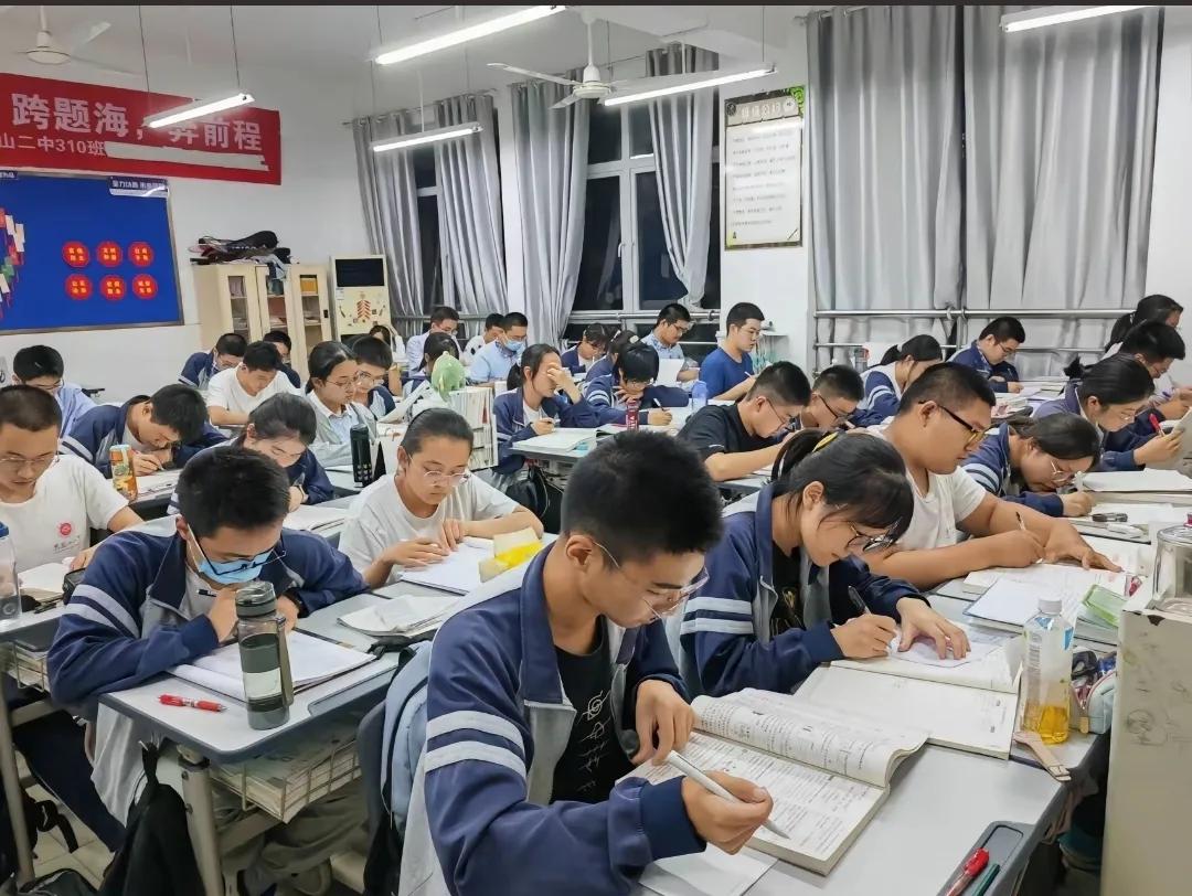 高三是个难熬的日子，

既考验孩子，也考验家长！

想必每一个家中有高三孩子的家