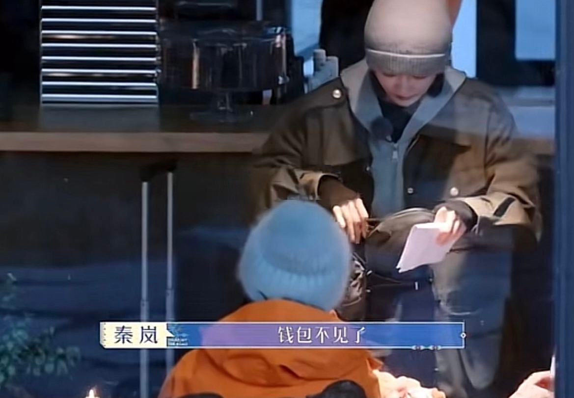 #秦岚护照丢了#上次是钱包👛差点丢了，这次又是护照找不到了，原来秦岚也是个小迷