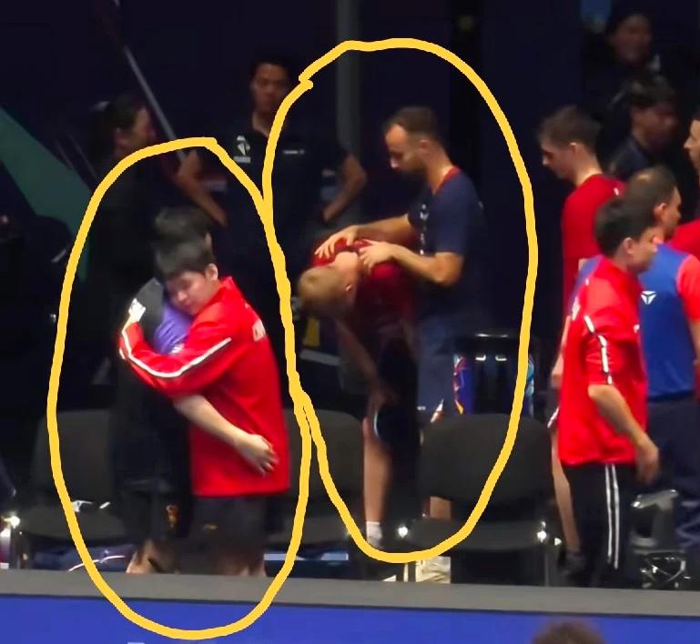 世乒赛中法半决赛后，两队的大哥安慰小弟的画面刚好同框出现，林诗栋因为丢分拥抱他的