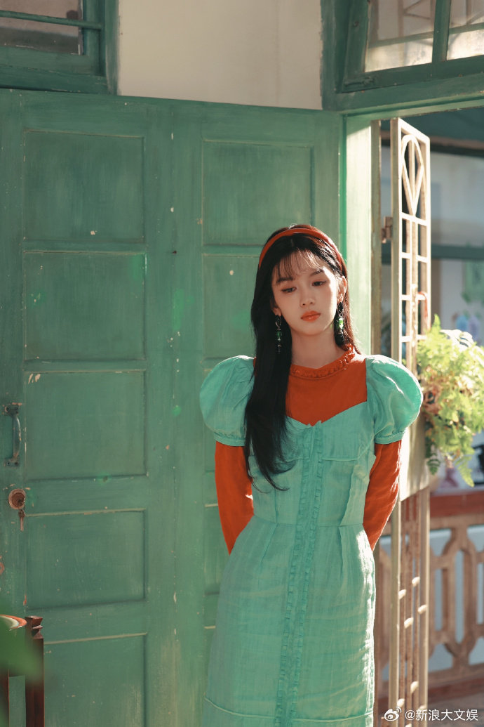 周也给喵娲娲复古穿搭一个夯 在线认证复古穿搭，给到一个夯，顺便还给露娜拉客，这个