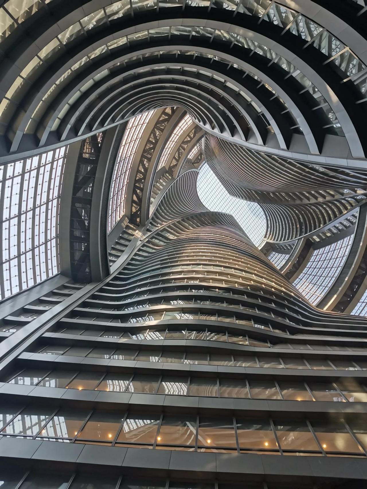 雨过天晴，下午和老伴去丽泽商务区转了一大圈，里面建设得越来越像模像样。
我们去丽