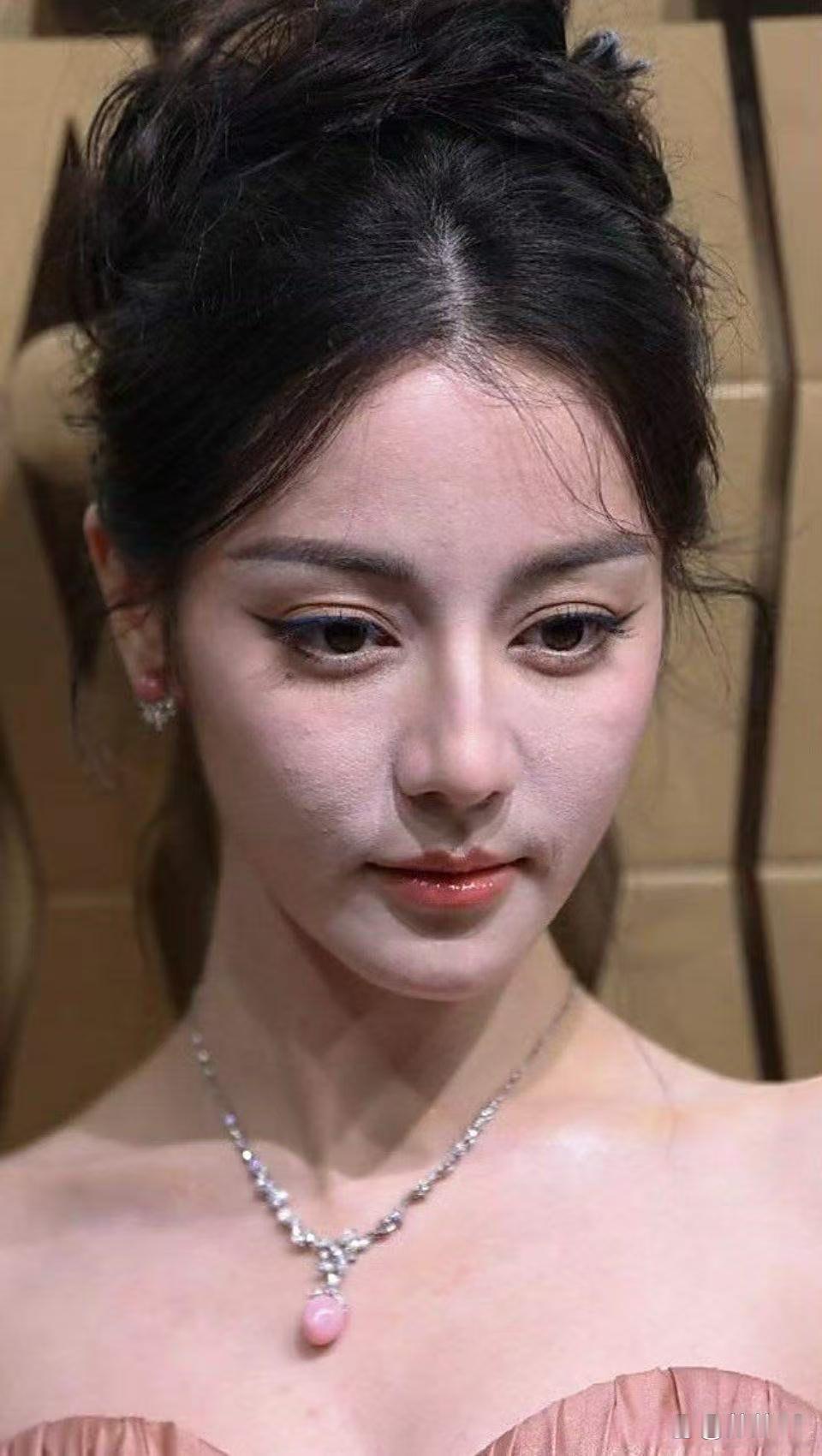 迪丽热巴这组生图太绝了！堪称我见过最真实的明星生图，胸前小疙瘩都清晰可见，可颜值