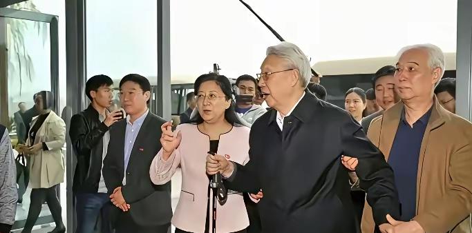 2016年10月，88岁的红旗渠缔造者杨贵，在儿子的搀扶下重回林州。这位用半生心