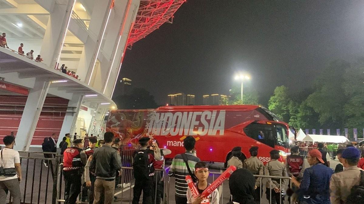 中国国家队大巴抵达GBK体育场时受到印尼球迷的嘘声，而印尼队则获得热烈欢迎

