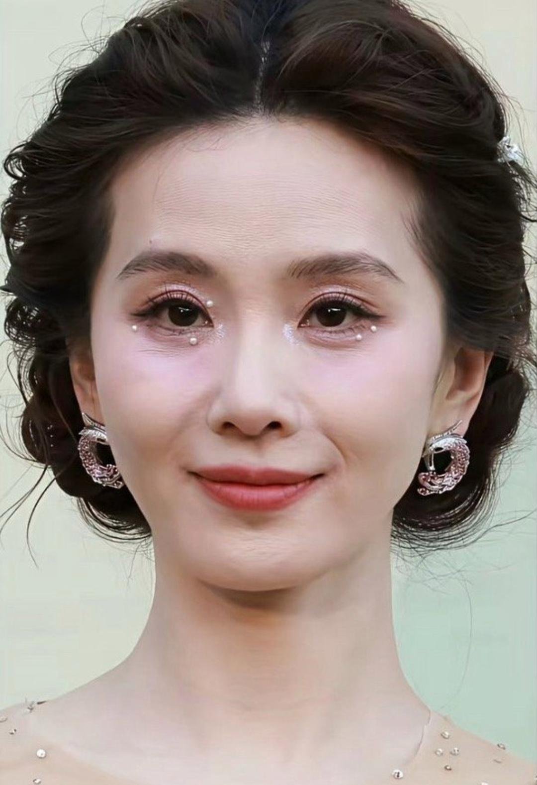 刘诗诗越来越像她妈妈了，鼻子嘴巴法令纹的弧度简直一模一样。 