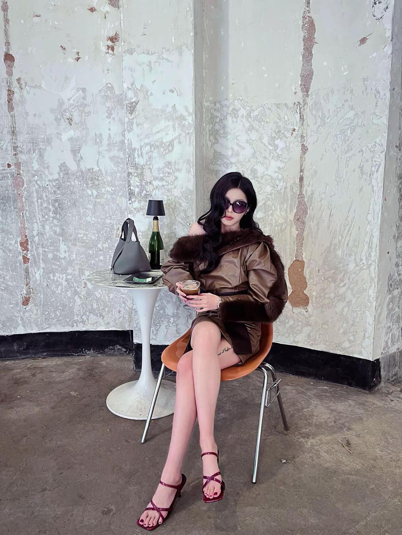 你呢 还在找我的平替款吗 御姐 今天穿什么 sana卷发 livephoto 穿