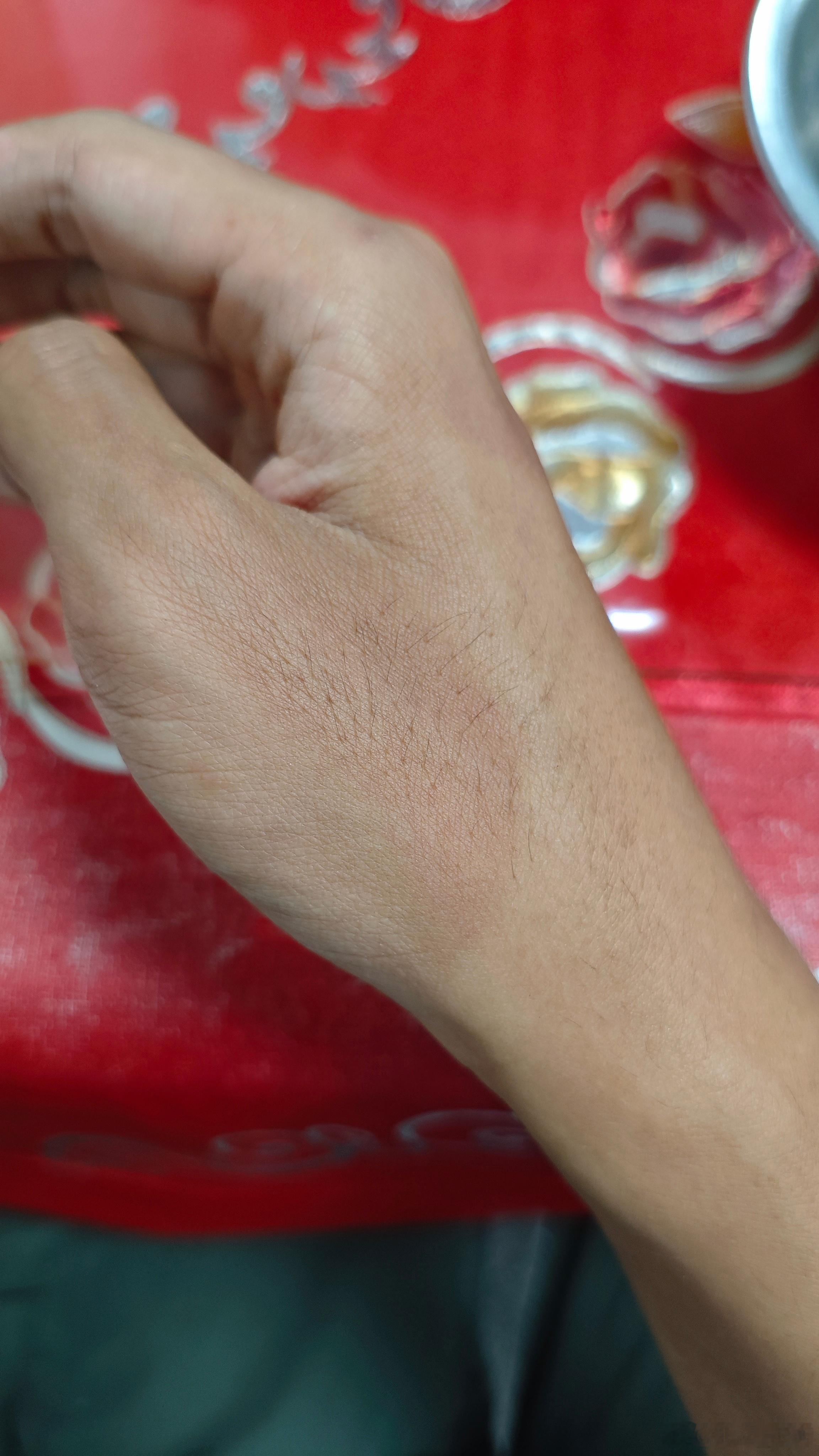 还真是，仅仅一个上午，真的能晒黑……我说怎么说我又黑了一个度呢…… 