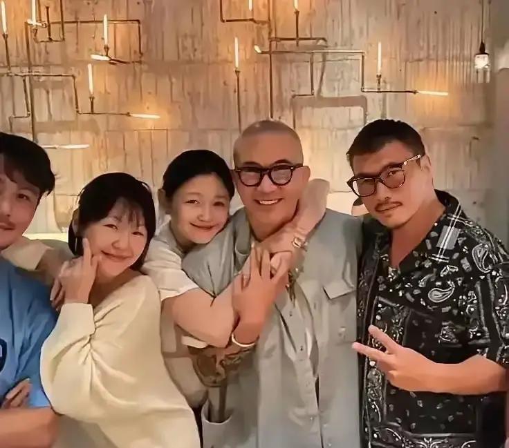 全网嘲他“嫁”入豪门吃软饭。
 
但翻开账本，他赚得不比一线明星少。
 
你嗤笑