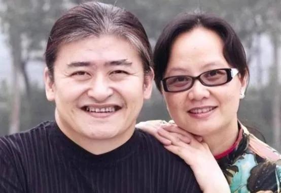 1987 年，刘欢对主播卢璐一见倾心，相识 9 天就决意成婚。谁知前往领证之际，