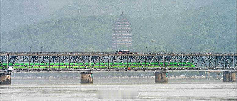茅以升含泪自炸钱塘江大桥阻日军其实钱塘江大桥真正代表着当时中国的悲惨经历，经历了