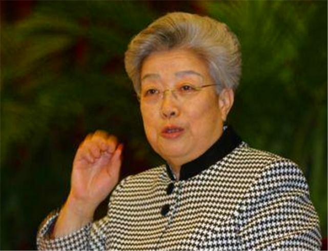 80岁的吴仪给所有女人提了个醒。她一生未嫁，不是不想嫁，而是没遇到那个人。她亲口