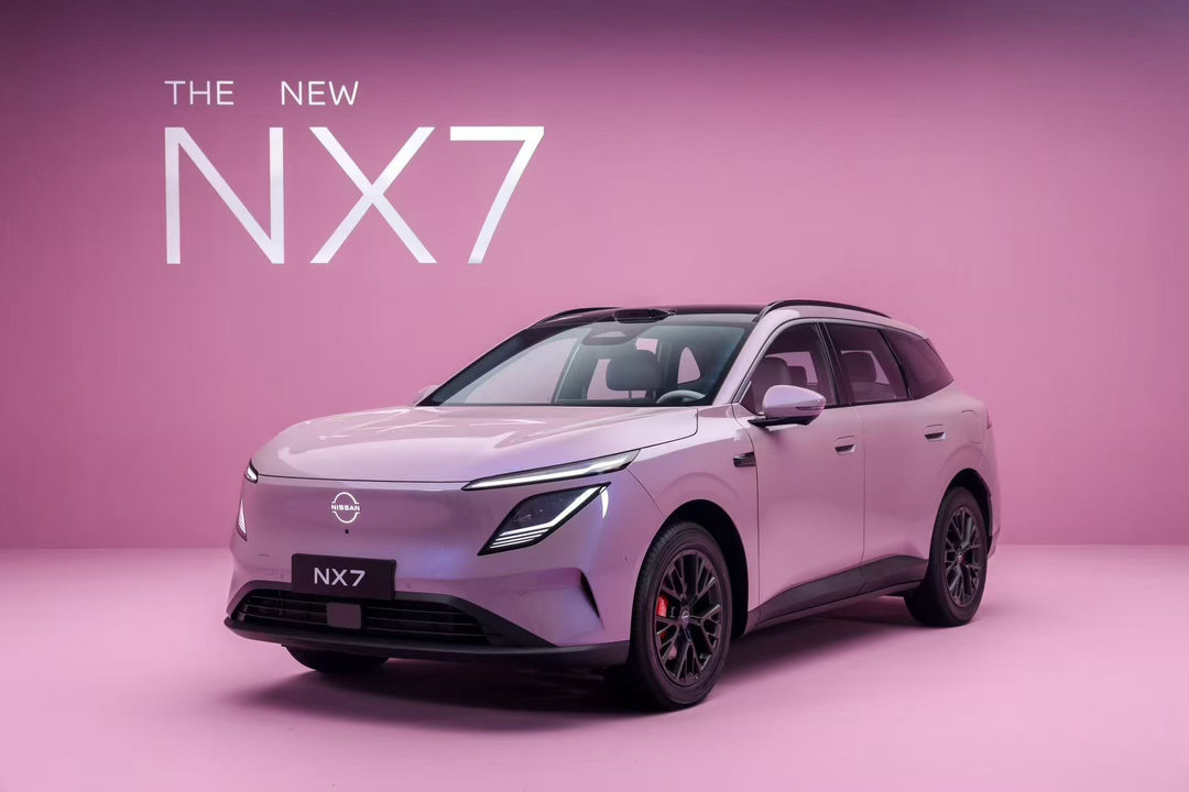这么紫适合今天的我东风日产NX7一亮相就热度拉满，最抓人眼球的就是这两个车漆。一
