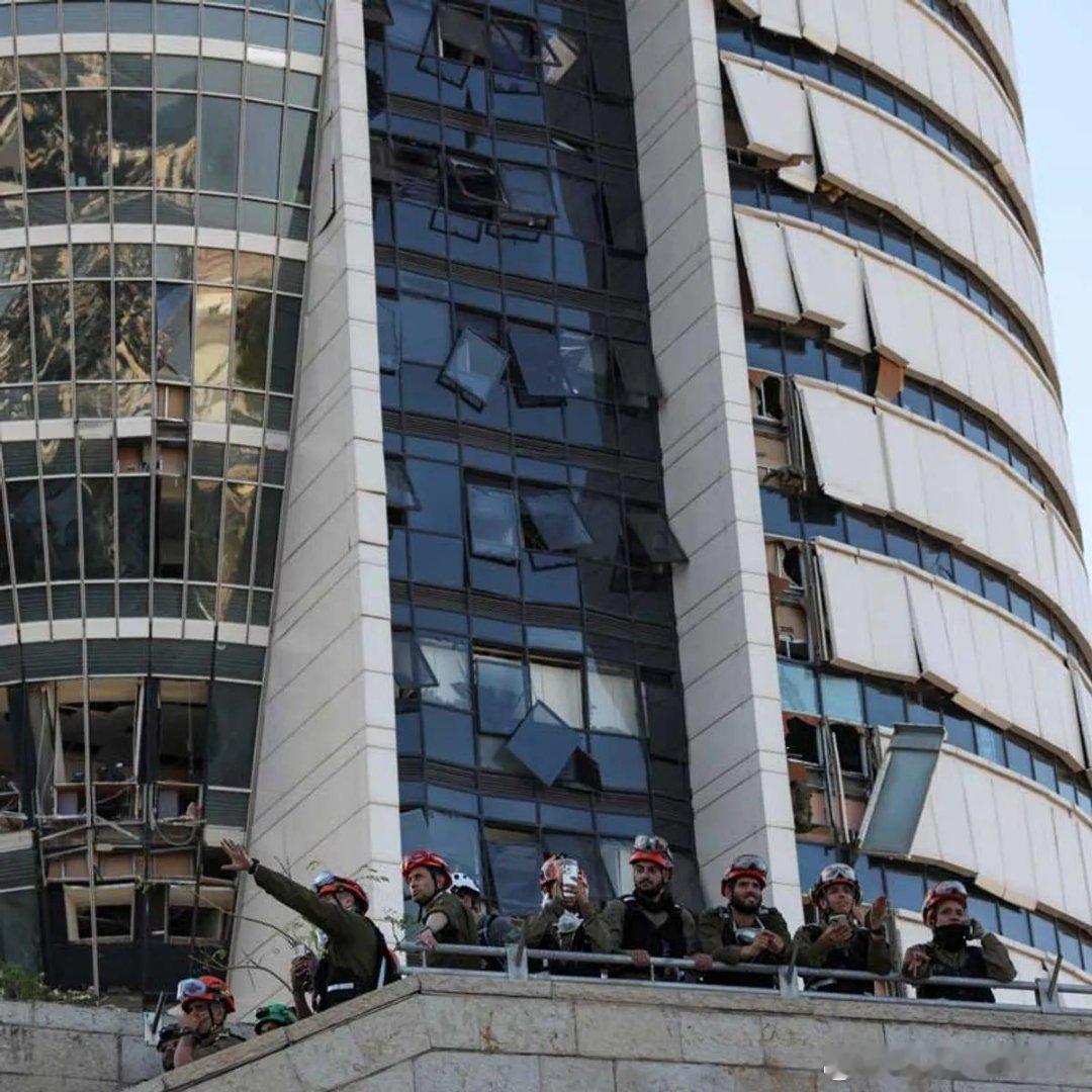据《纽约时报》报道，伊朗对海法发动的导弹袭击导致以色列内政部所在的政府大楼部分受
