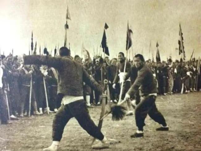 1932年12月，日军少将森秀树，打了一套铁甲战衣，率领骑兵团前往庄河地区，围剿