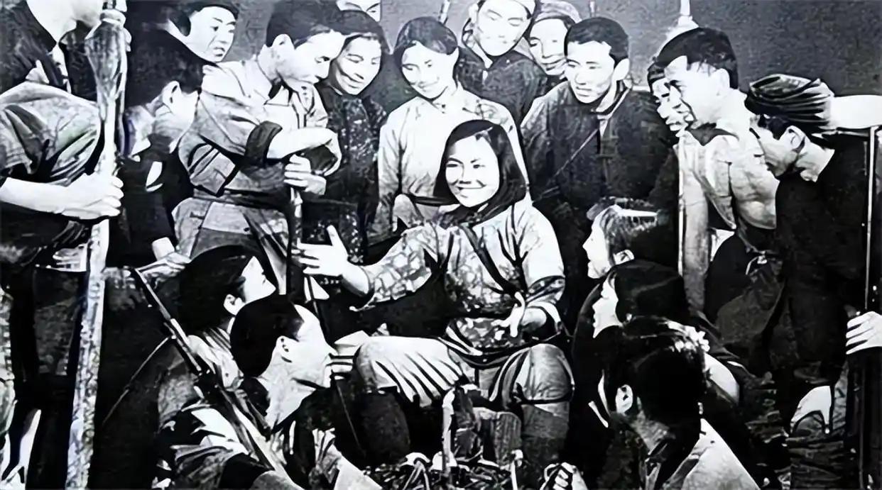 她若不牺牲，十大元帅可能会有女元帅？贺龙：她的军事成就比我高
 
这句话里的她，