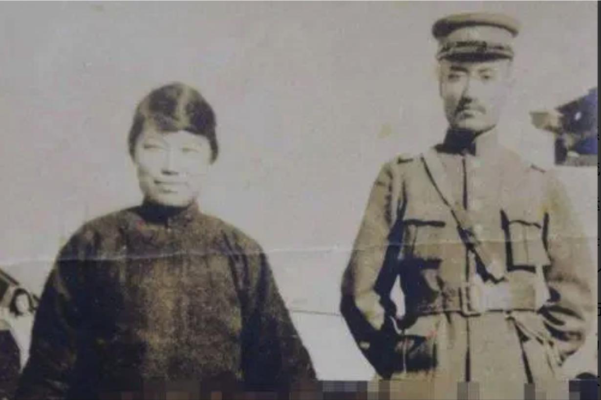 1925年12月25日，张作霖的卫队长高金山将郭松龄夫妇押到辽河边，郭松龄指着胸