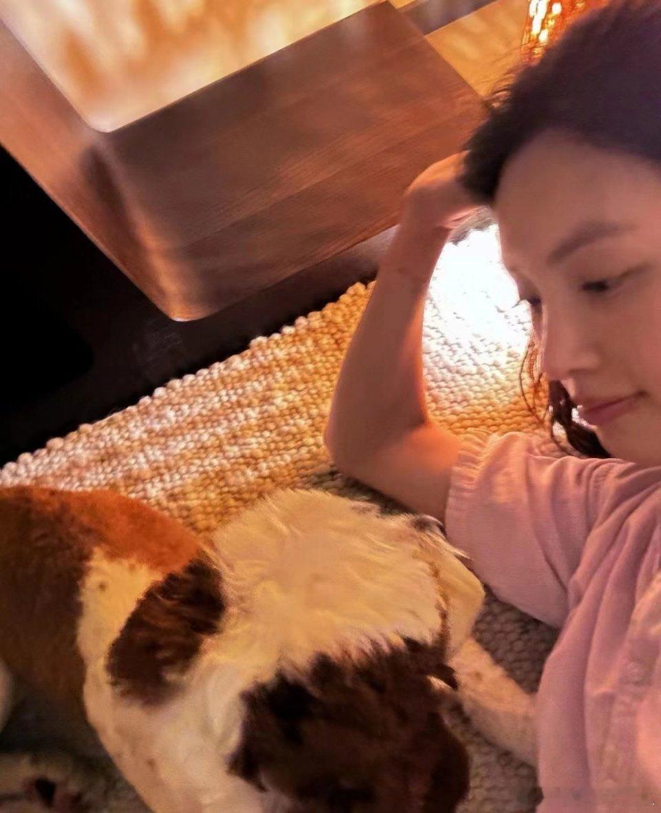 其实感觉金晨真的挺漂亮的，人很高，很瘦，而且练舞蹈的也很有气质 ​​​