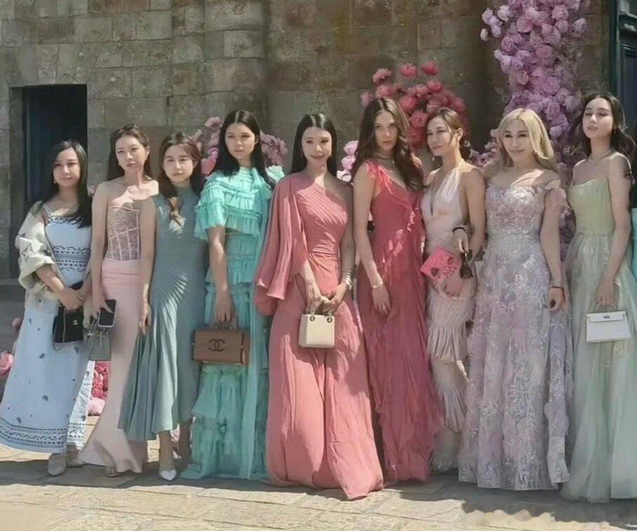 奚梦瑶模特朋友一个没来她喜欢玩网红
