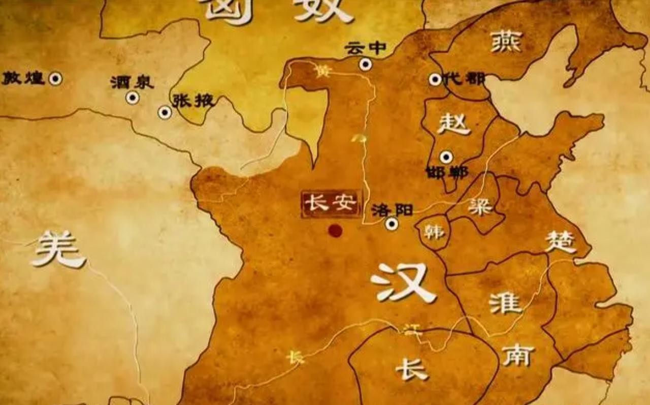 刘邦为什么没坚持定都洛阳？看看这个图就知道了。
这是汉朝初年的异姓诸侯王区域图。