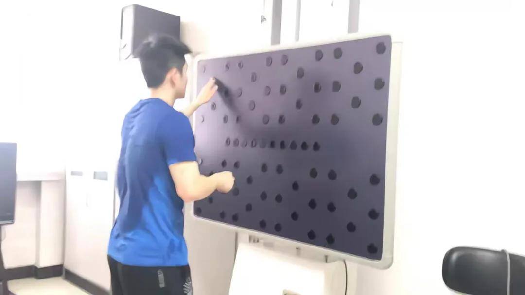 小胖记忆力训练，汗如雨下！
东哥打比赛也是喜欢出汗，但是淋漓尽致的比赛真的很燃，