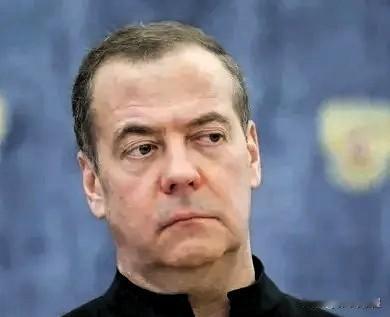 彻底决裂了！
俄罗斯安全会议副主席梅德韦杰夫公开表示，有情报显示英国和法国想提供