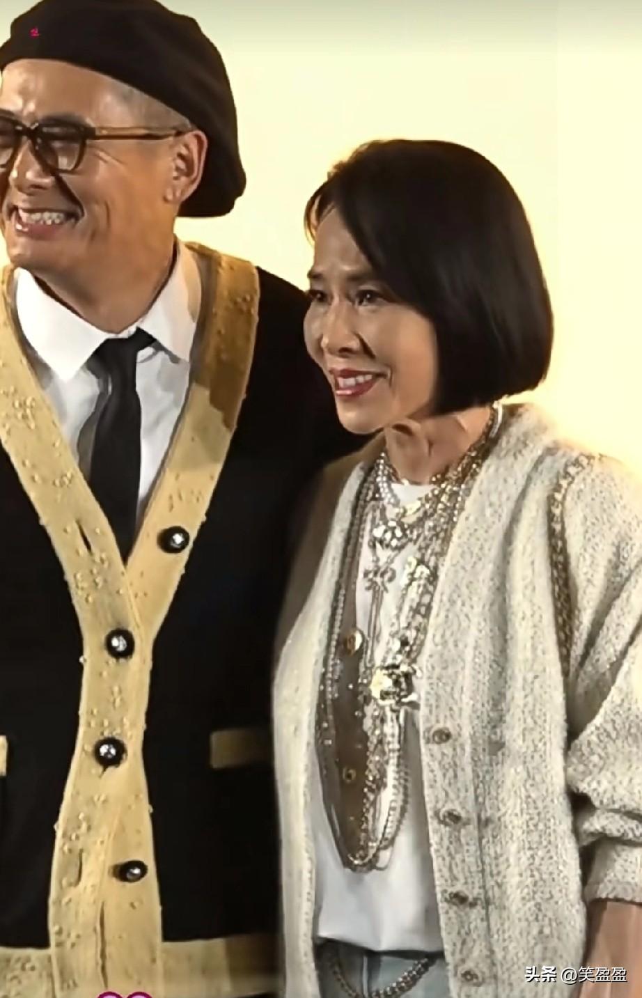  发哥与发嫂，从青丝到白发，低调相守半生。戏里是传奇，戏外是寻常夫妻，相伴逛菜场