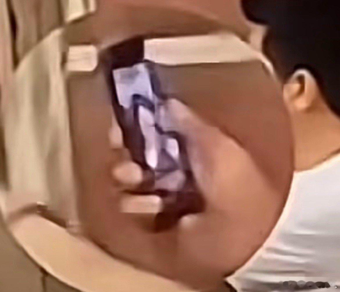 杨子录综艺半夜两点跟女的视频聊天，我没看错吧？对面那个只穿了内衣[费解][费解]