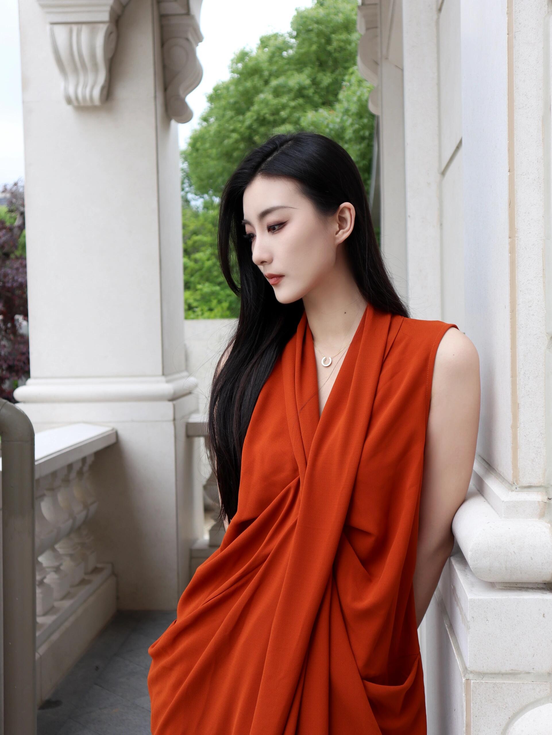 很少挑战红裙热烈肆意的色彩 ​​​