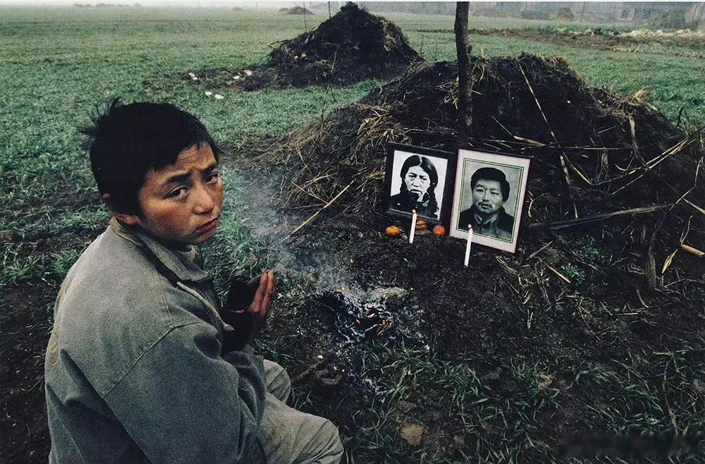 2001年，上蔡县13岁的少年。祭拜因艾滋病感染而去世的父母。