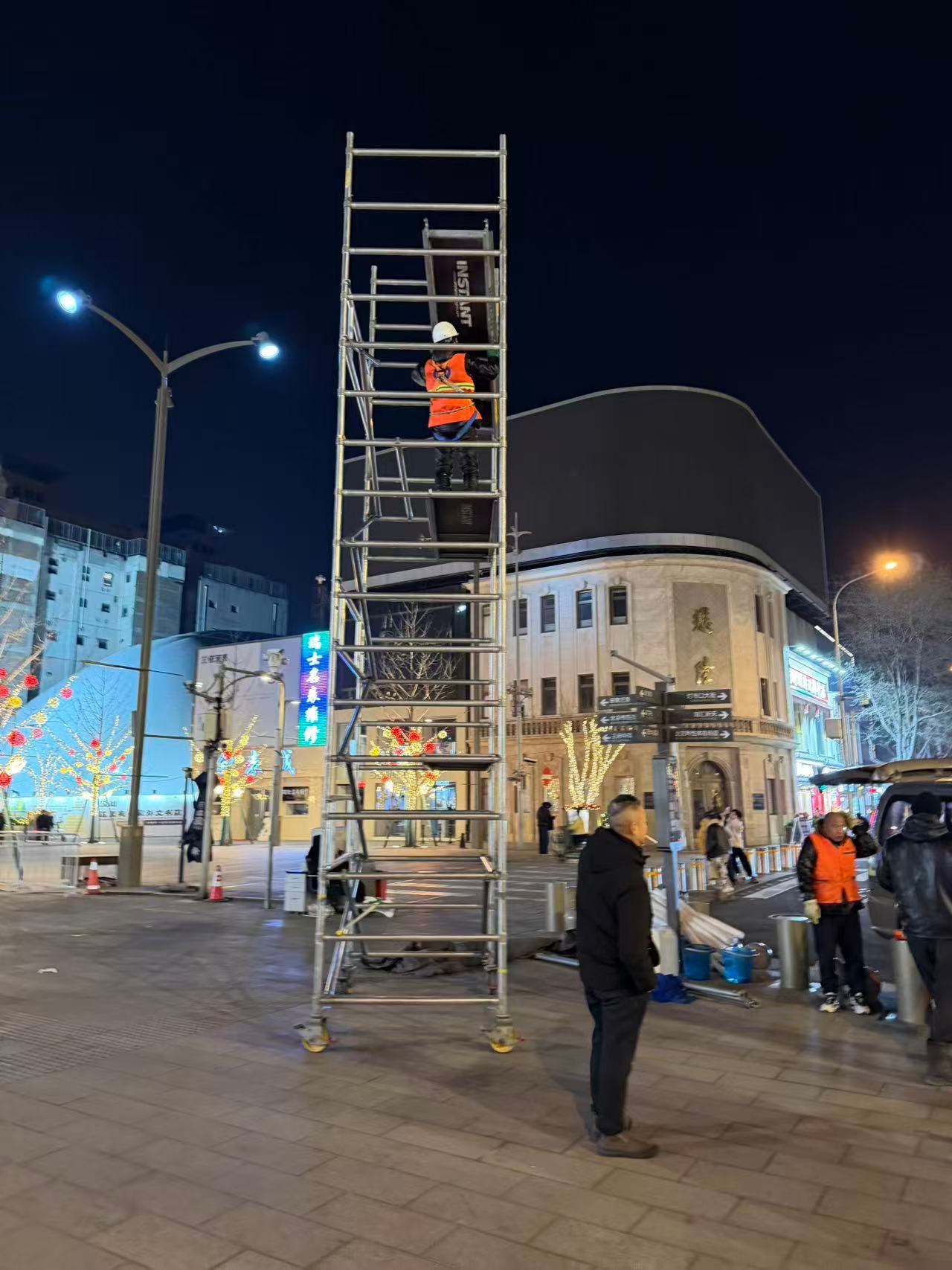 这种移动脚手架据说最高可以到五米，那么高，上去以后工作还真是有点担心 