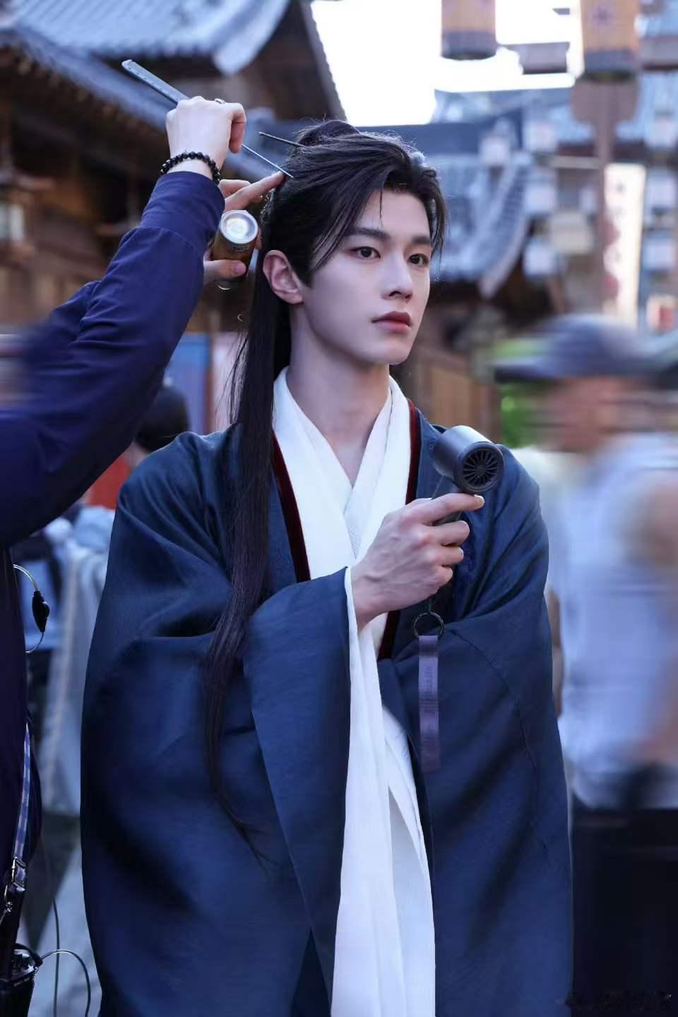 何与百花杀演绿茶 看似温顺易碎的病弱皇子，实则心思深沉心怀谋略，何与赋予了这个角