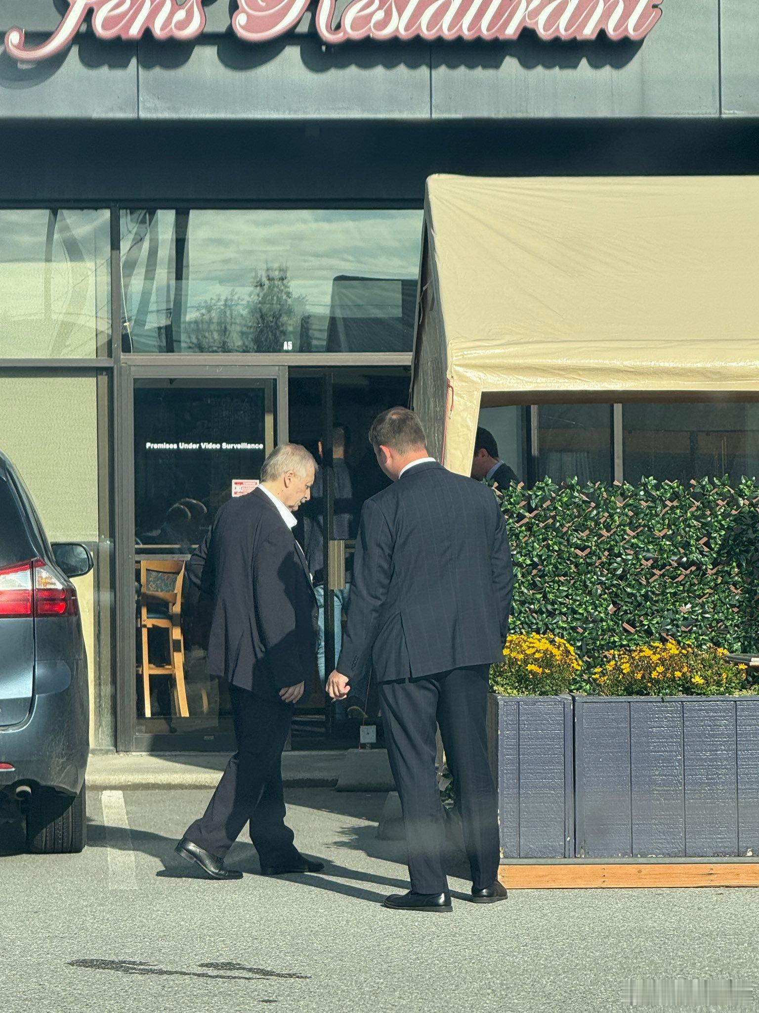 受到美国严厉制裁的克里姆林宫新闻秘书德米特里·佩斯科夫早些时候被发现与其他几名俄