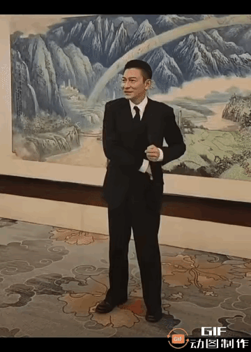 当面对拍照时，刘德华第一次显得有些紧张，他匆忙地整理了一下仪表和妆容，手忙脚乱地