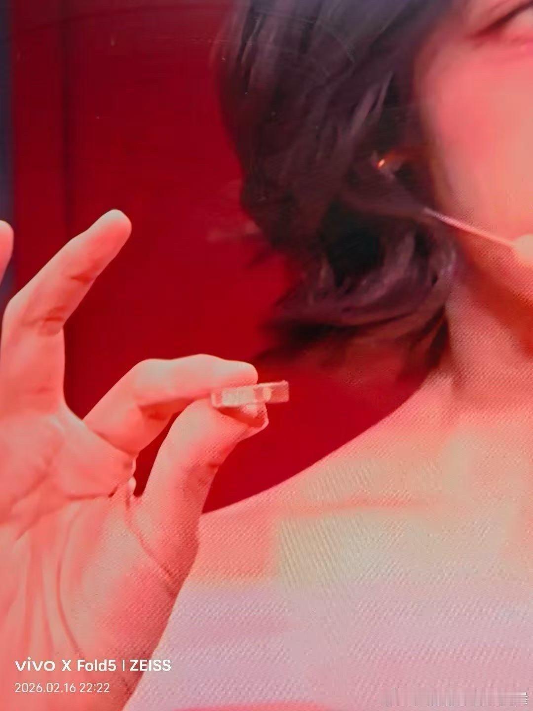 希林娜依高戒指到底拿出来了吗希林娜依高你是懂配合的 希林娜依高今晚的副业是魔术托