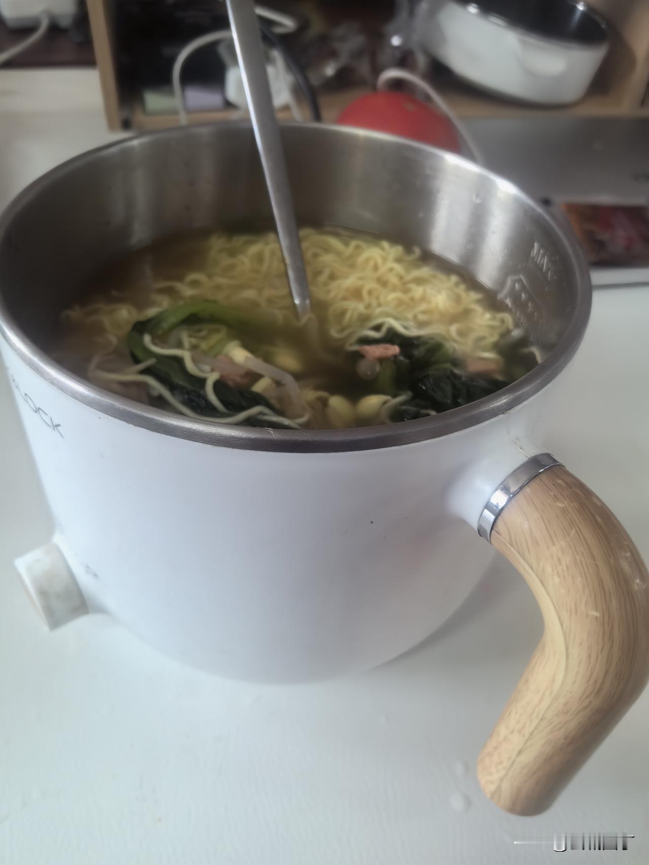 刚泡好方便面，从重点班转到我们班的小然过来找我了，情绪低落，但没有像以往那样一说
