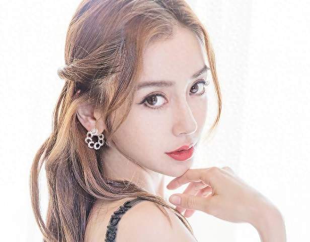 Angelababy一句想哭炸热搜：我们审判她的脸，还是害怕自己变老？